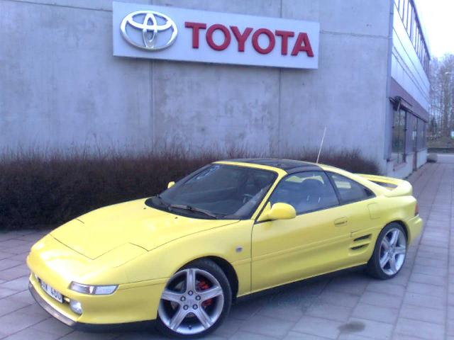 Utanför Toyota i Enköping.