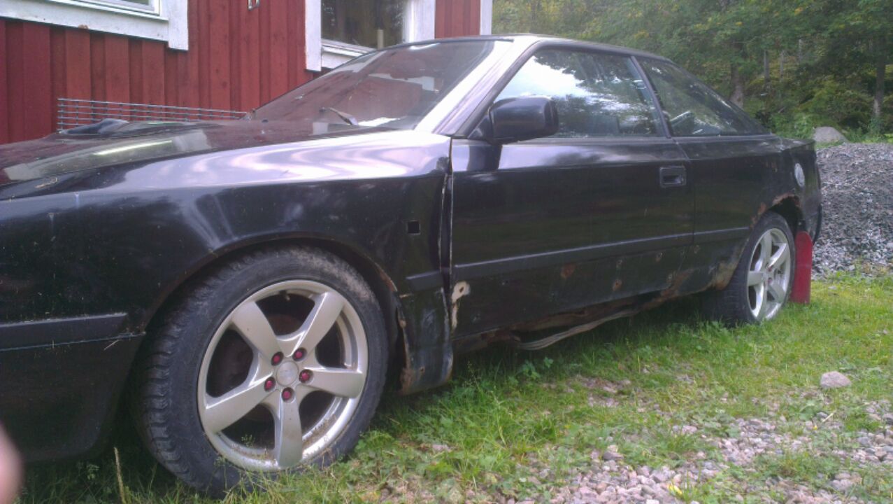 Toyota Celica GT-Four sida (notera att bränsle/bromsledningarna hänger i luften)