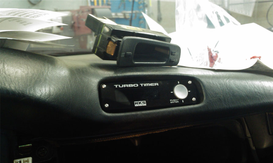 Klockan ur och kontroll-enheten till HKS turbo timer type 1 tagit platsen.