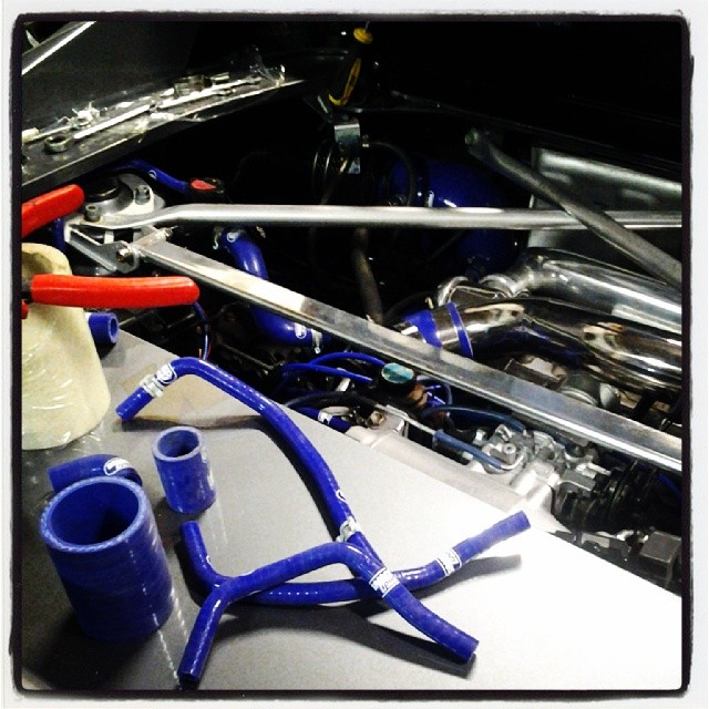 bytt ut lite fler slangar till nya samco sillikonslangar i motorrummet :)